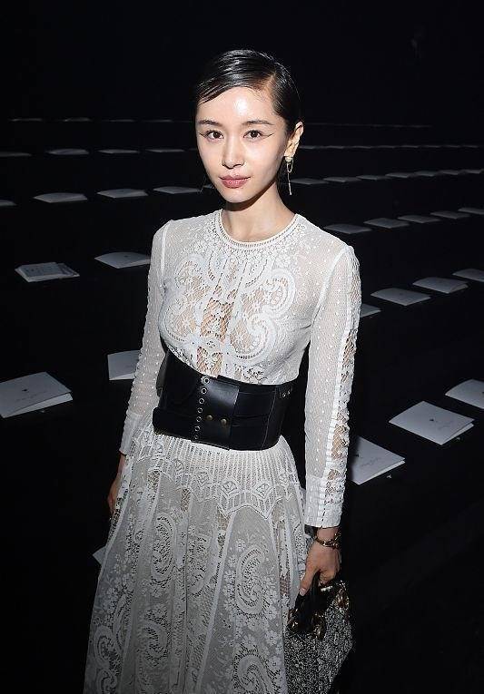 王子文的上身虽然看着小巧,但仔细看还真挺有气质的,比例真不错_时尚