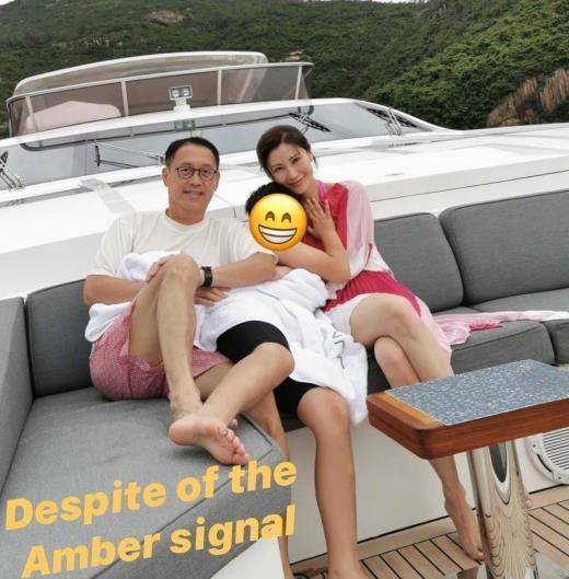 50岁李嘉欣约会照,腰上一圈肉还穿露背装,老公许晋亨笑容宠溺_都会