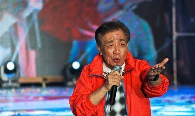 78岁"急智歌王"张帝近况,受慢性阻塞肺病折磨,宅家练毛笔字_表演_妻子