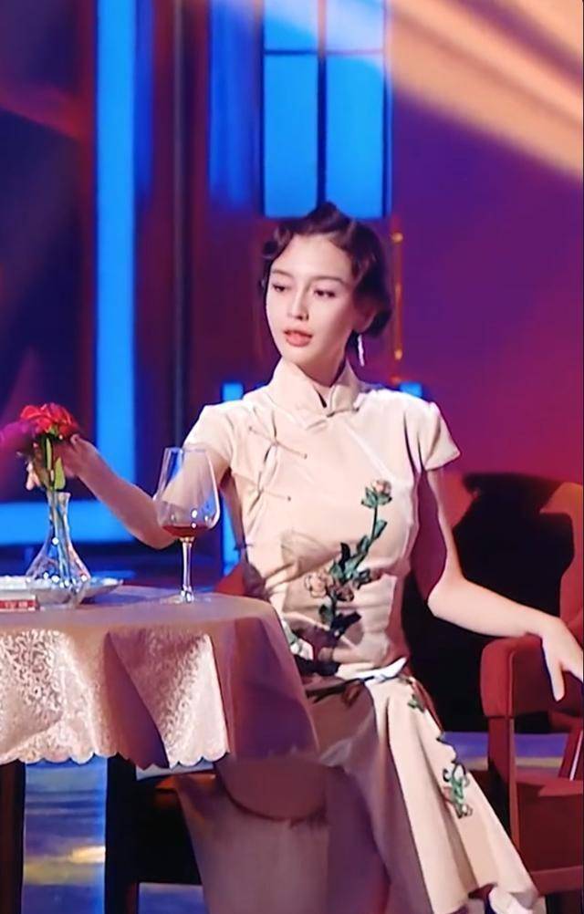 angelababy旗袍造型惊艳全场,网友喊话:只要不演戏摆拍还是很美的