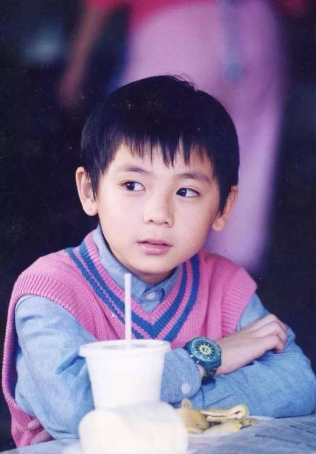 最有名的应该是那部《家有仙妻2》,他演的豪哥萌到飞起.