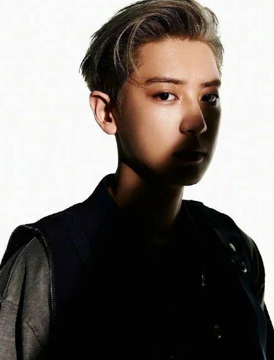 exo八人回归造型公开,黑白大片太帅气,张艺兴团魂炸裂回归!