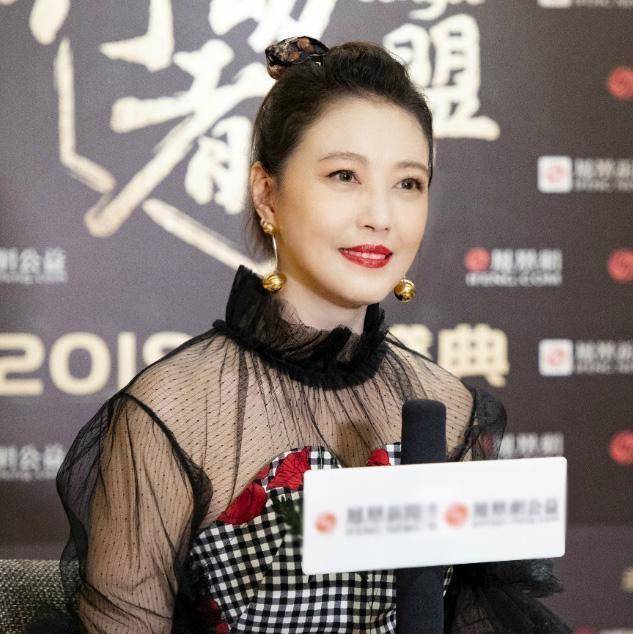 53岁周海媚也装"嫩",穿蕾丝裙却变"大肚婆",生图看着更显龄_自然_长裙