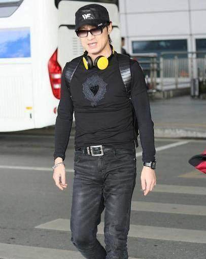 不过脱去了皮裤,汪峰依旧招到了一些网友的吐槽,一部分网友觉得汪峰穿