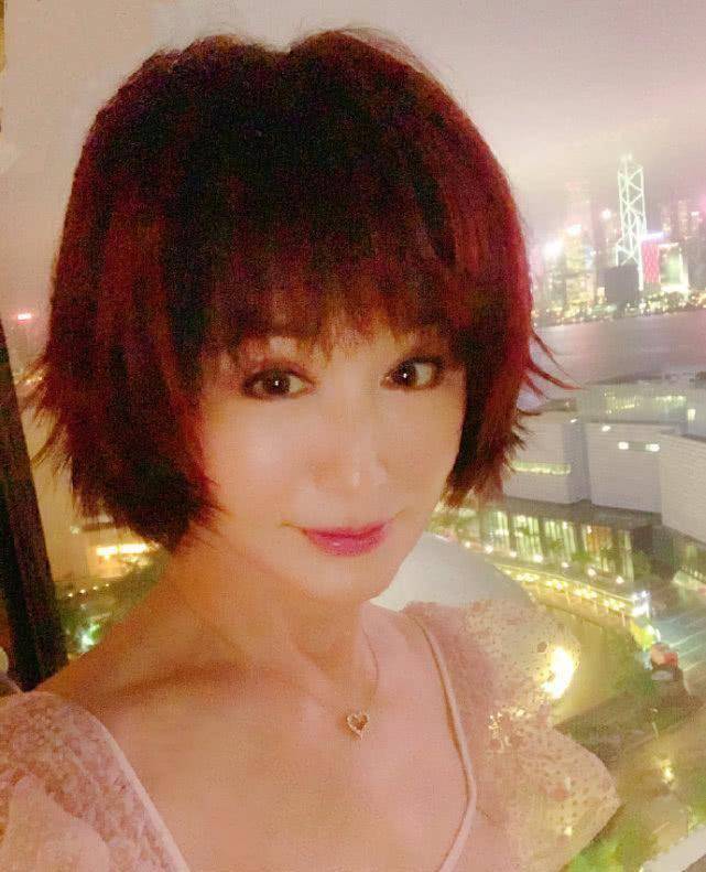 74岁潘迎紫晒美照庆祝生日,冻龄美貌嫩如少女,不愧是绝世容颜_身材_一