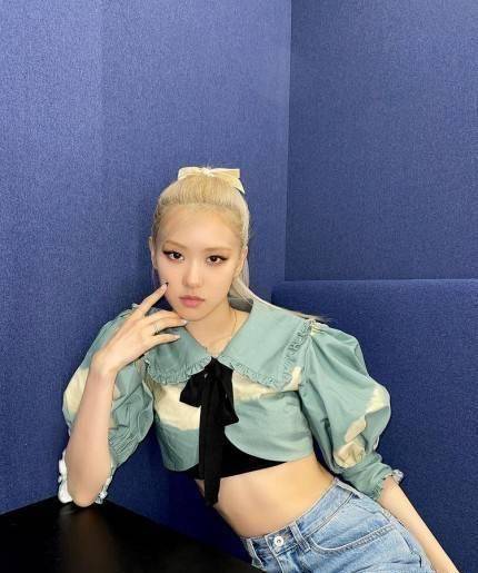 exo成员边伯贤baekhyun的《bambi》以773,576册的总销量位居榜首.