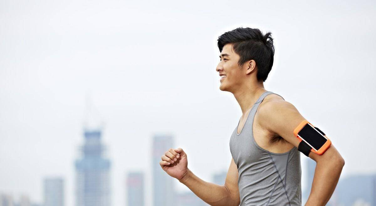 65岁"渣哥"吕良伟,经常扎马步练腿,与大爷合照好似年轻小伙_训练_动作