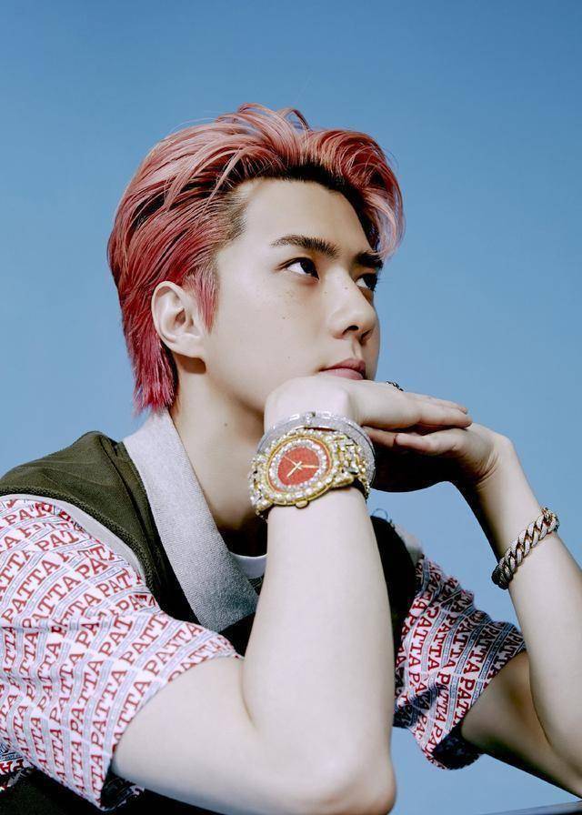 exo-sc小分队回归,皮裤亮眼,吴世勋精致帅气,朴灿烈少年感依旧_带着