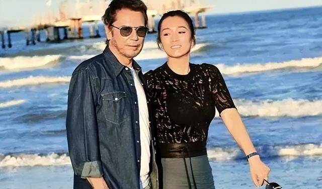 巩俐携老公走戛纳红毯,红袍加身似女王,获"国宝"级待遇引热议_米歇尔
