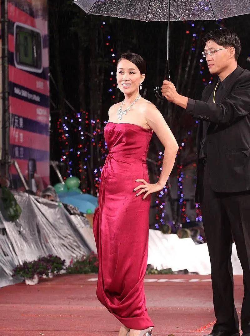 那英红毯被迫穿薄裙,结果被撞翻!