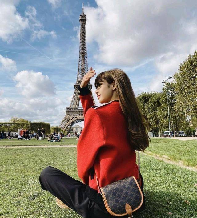 jennie拍照用力过猛?