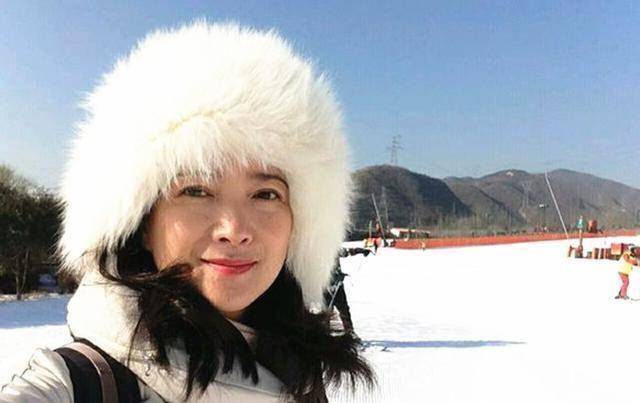 57岁"琼瑶男配角"刘子蔚近照,略显消瘦气质依旧,婚恋状况成谜_岳翎_大