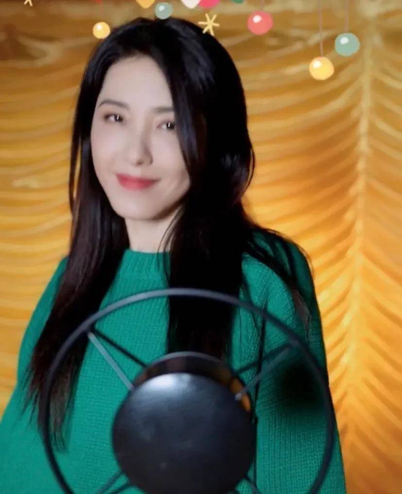 48岁曾黎颜值太能打,穿黑裙大秀身材,怼脸自拍让人疯狂心动_梅三娘