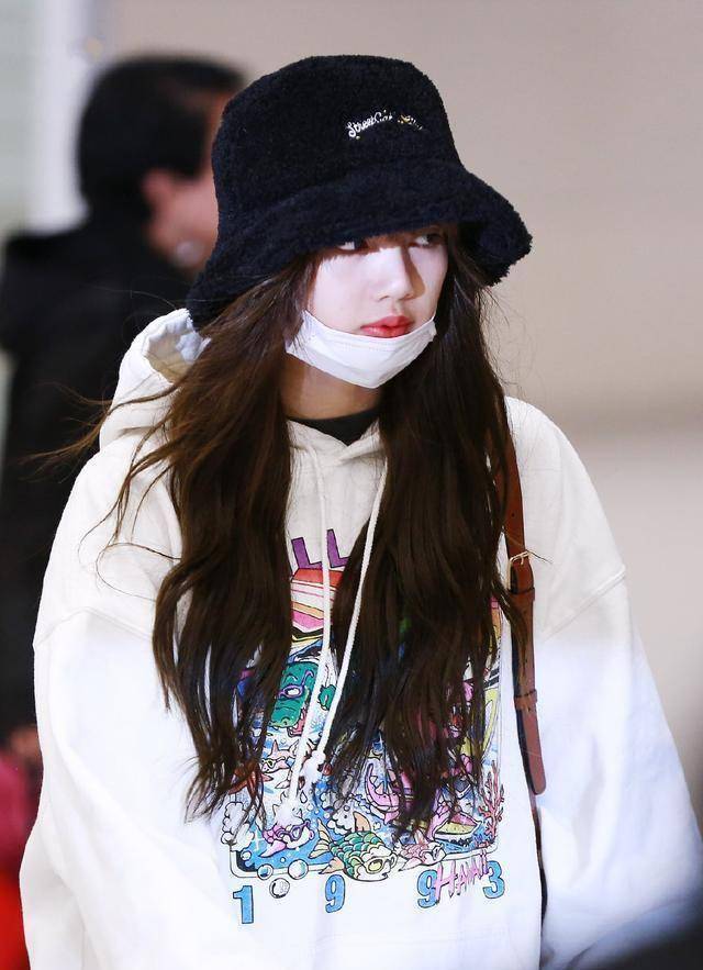 blackpink成员lisa走机场,黑色毛绒帽搭配白色宽松卫衣,衣品太好_时尚