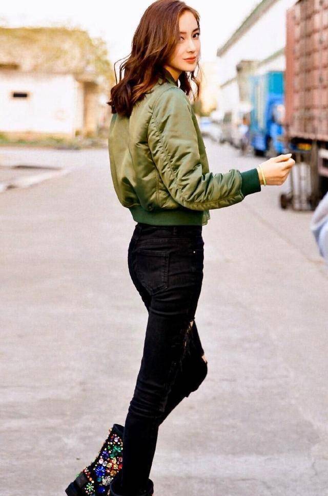 angelababy晒故宫玩雪照,身穿红色大衣雪花飞舞,雪景美,人更美_气质