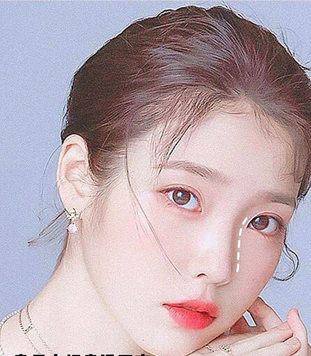 鼻子山根鼻梁高度不高,没有太大立体感,但鼻头圆润鼻翼较窄,鼻基底