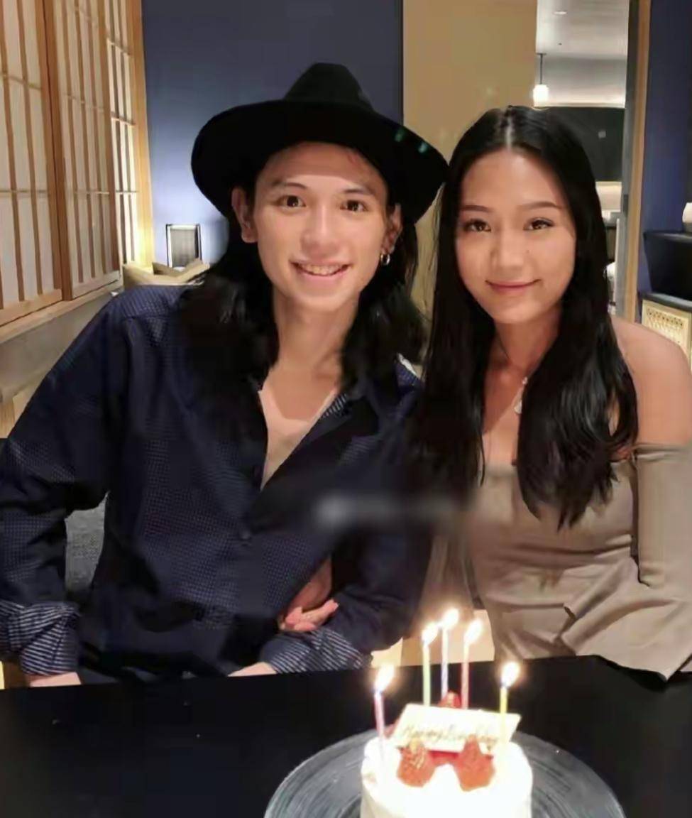 胡智略的老婆霍咏盈是霍英东的孙女,她的爸爸霍文逊和张学友也如挚友