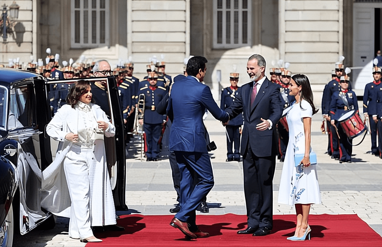 西班牙王后穿镂空银裙亮相国宴!