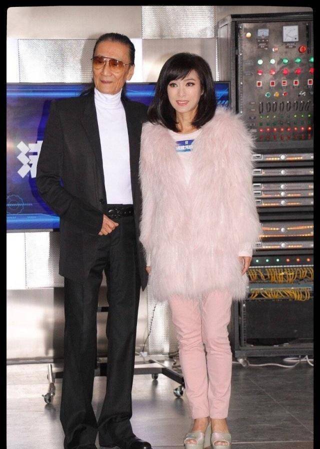 63岁米雪上面穿皮草,下面踩凉拖现身新剧开拍仪式,这也是太放飞_谢贤