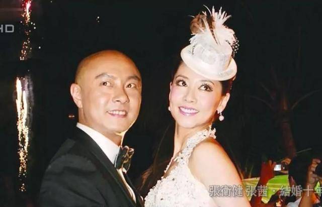 54岁张卫健落泪表白老婆:感谢你当年破产不弃,穿二手婚纱嫁我_张茜