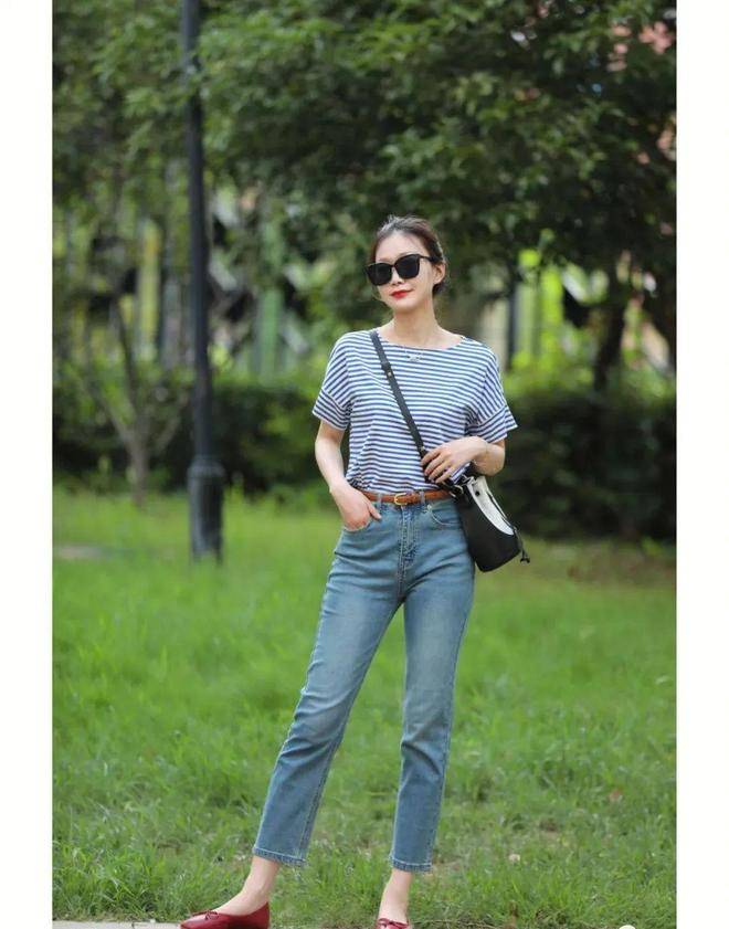 一,衬衫和t恤的优势解析①,条纹衬衫搭配牛仔裤首先我们来看看条纹