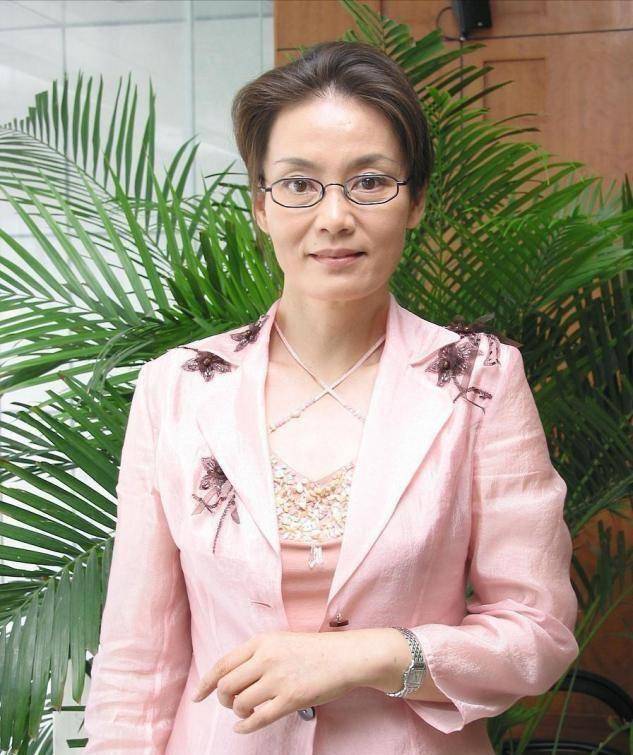 67岁潘虹老得很真实,穿国风套装不扮美,素颜出镜优雅又大方_风格_女性