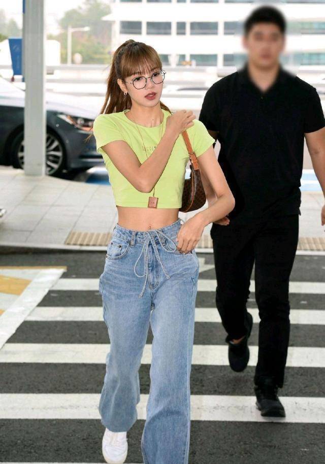 lisa为美丽不要温度,穿牛油果绿露脐装高调炫腹,印花别有深意_颜色