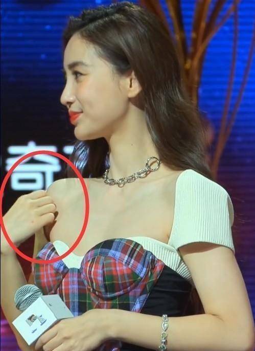 baby穿礼服,跳舞时肩带突然滑落,她的反应完全不像个女明星_baby_衣服