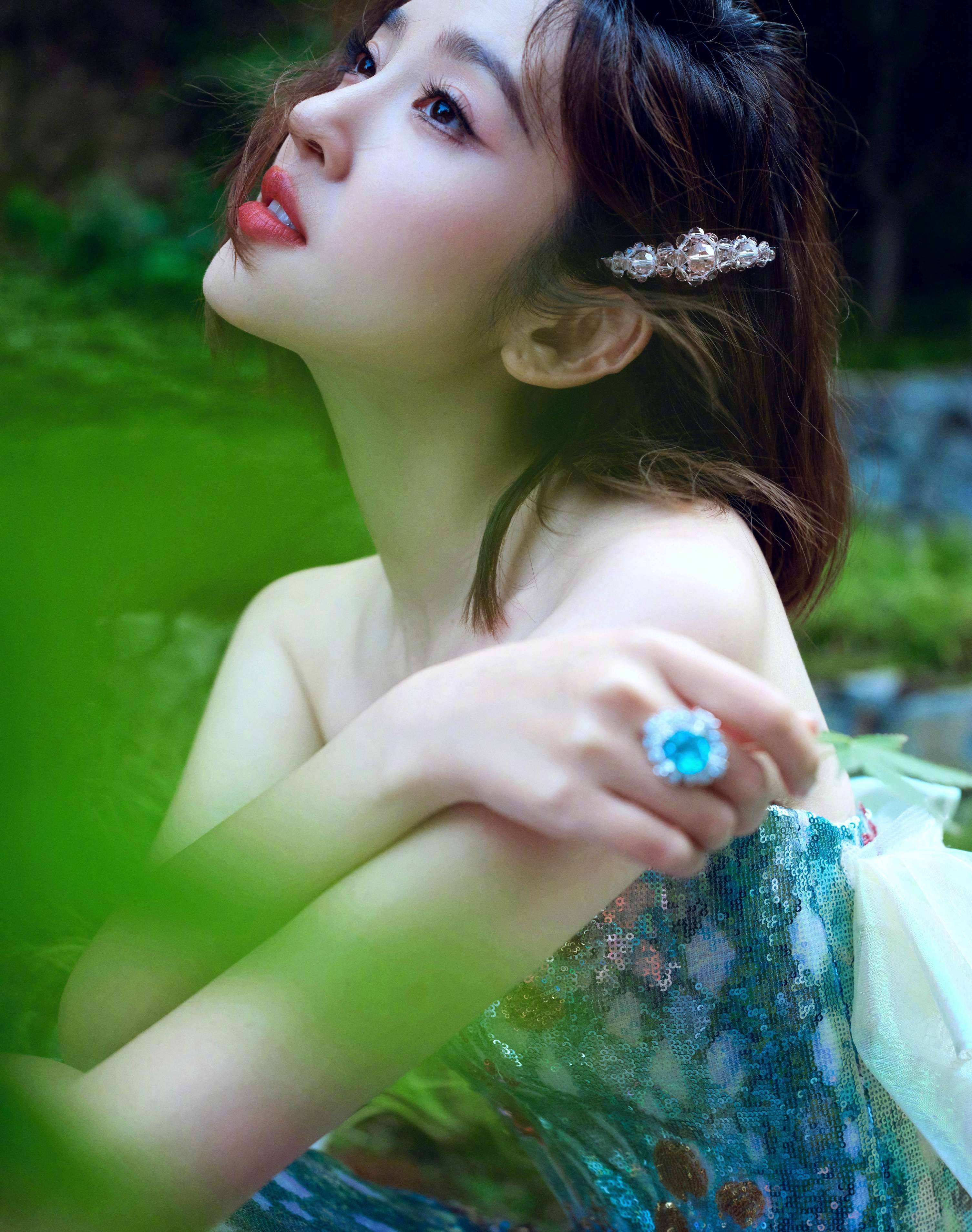 唐艺昕蓝色亮闪抹胸连衣裙性感写真_美得_眼睛