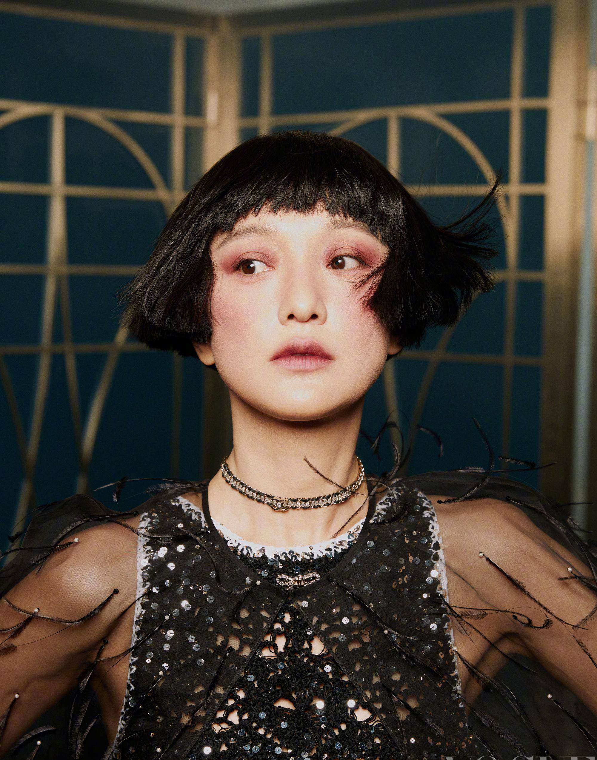 周迅十登vogue封面,吊带蕾丝展示玲珑身材,演绎20年代复古大片_时尚