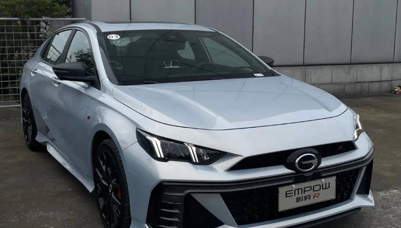 广汽传祺影豹r轿跑上市,2.0t动力搭配激进设计,13.