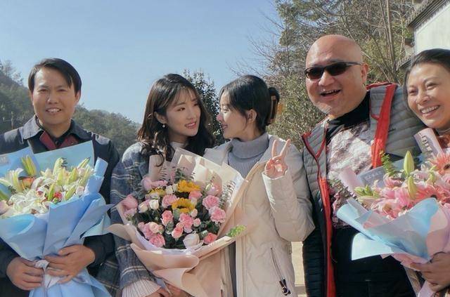 snh48成员与赵丽颖拍戏,忍不住晒亲密合照,33岁颖宝嫩过头了!