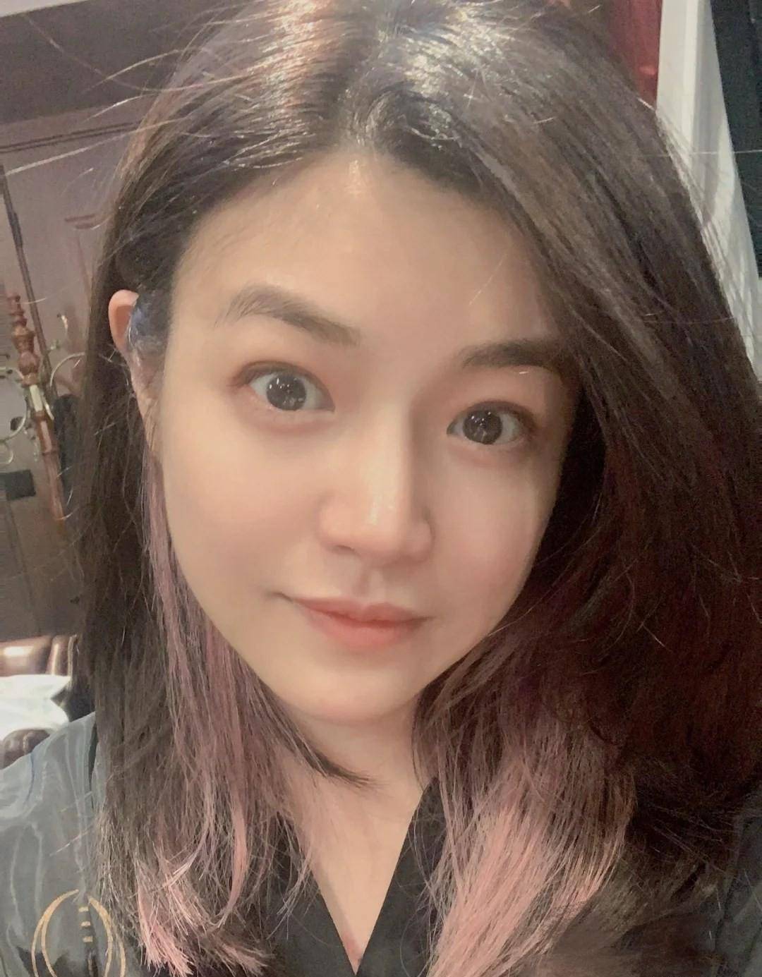 38岁陈妍希染粉色头发!