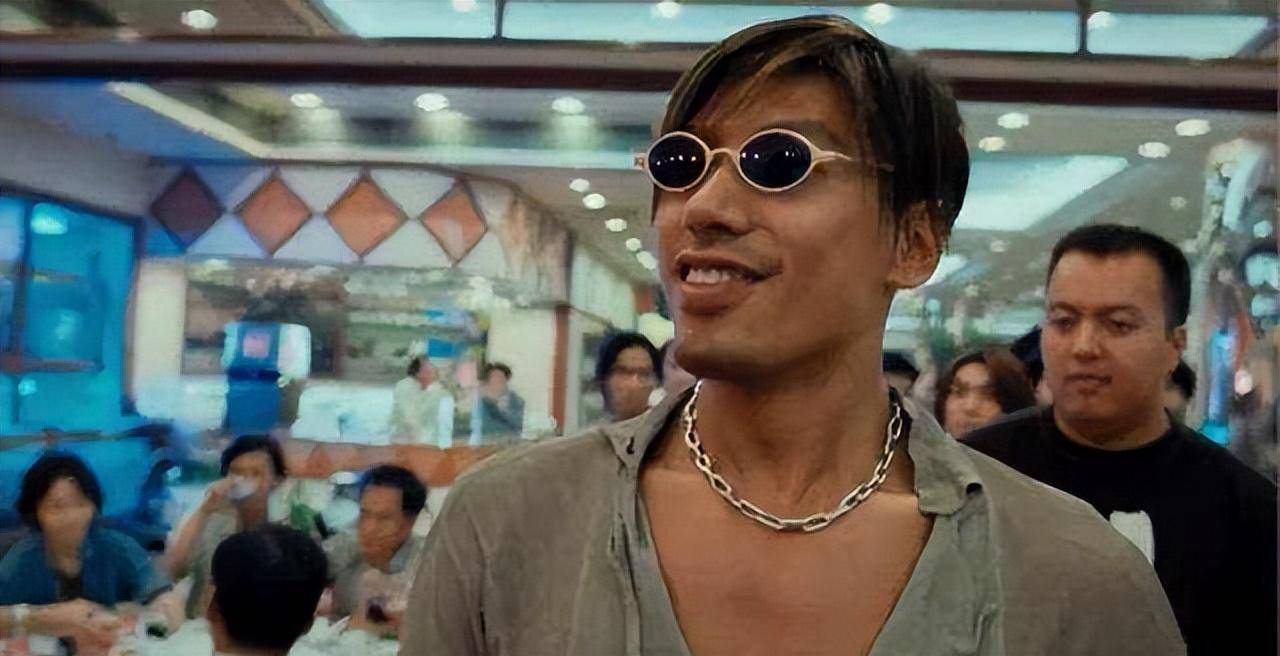 在《古惑仔》中,张耀扬将蛮横无礼,凶狠跋扈的东兴"乌鸦哥"演绎得活灵