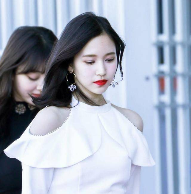 twice门面不只周子瑜?定延短发杀,兔牙激萌,而她似天鹅!