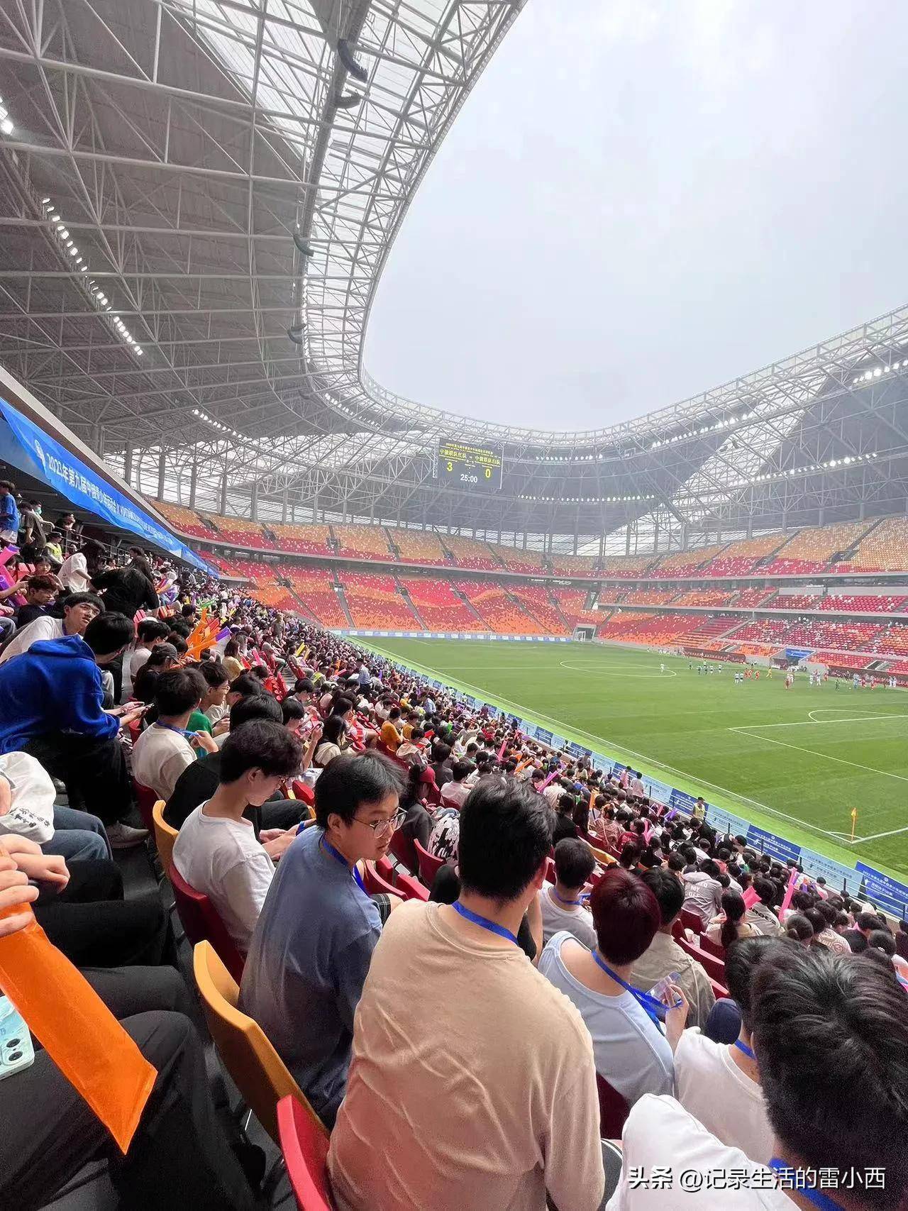 龙兴足球场,重庆首座专业足球场,家门口看球太棒_比赛_观众_环境