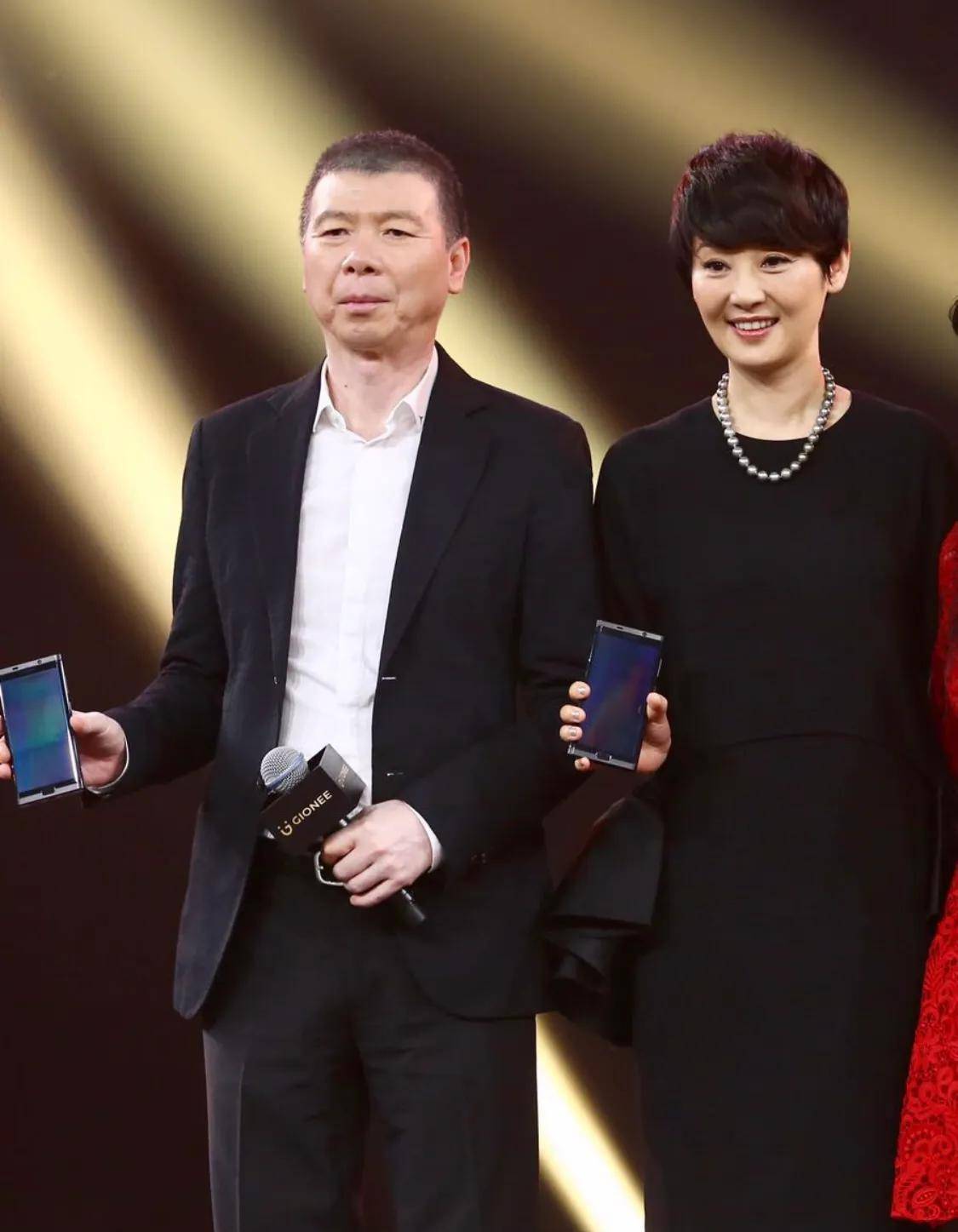 第二位,许帆丈夫冯小刚1958年1月出生北京大兴区,祖籍湖南湘潭.