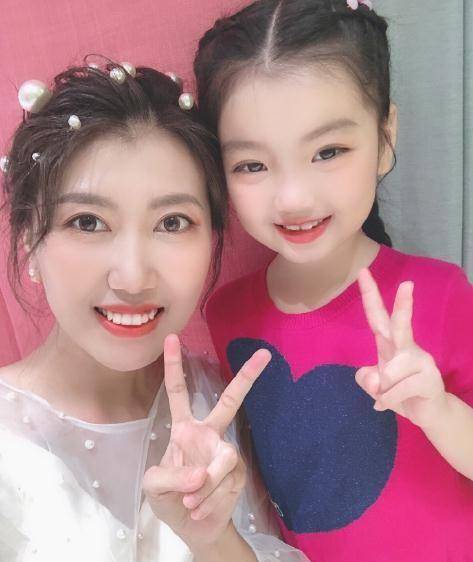 如此漂亮可爱的蕾宝人见人爱呀,和漂亮的大姐姐同框卖萌的阿拉蕾美和