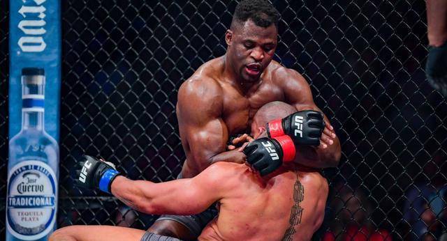 ufc重量级冠军纳干诺解密冠军战:赛前重伤仍坚持上场的原因_比赛_西克