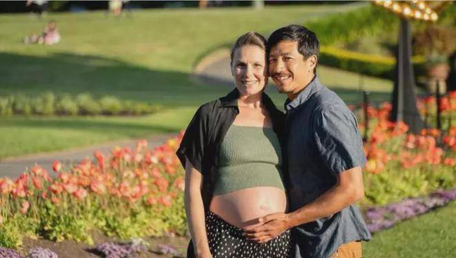 郑佩佩37岁儿子宣布做父亲,晒妻子怀孕照,女方是外国人已有一子_原和