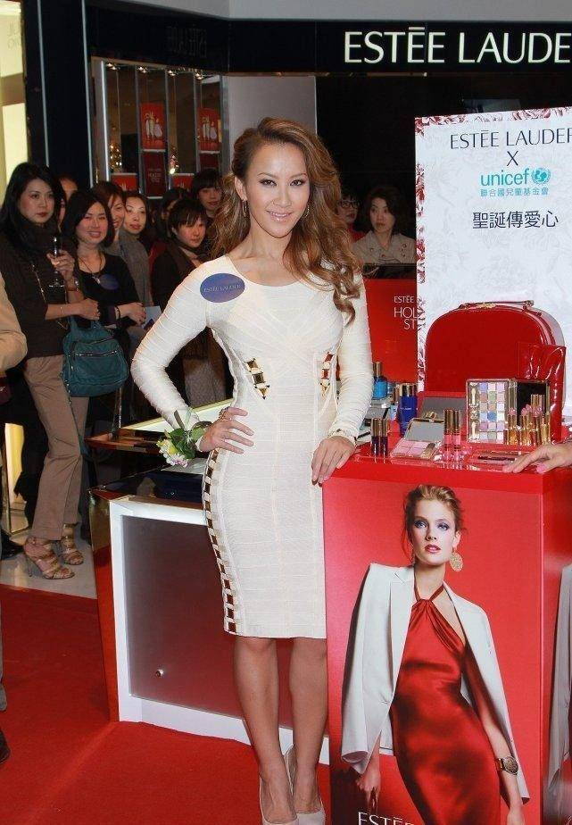 李美凤和李玟同框,看不出12岁年龄差,身材管理真挺新的的_裙子_时尚