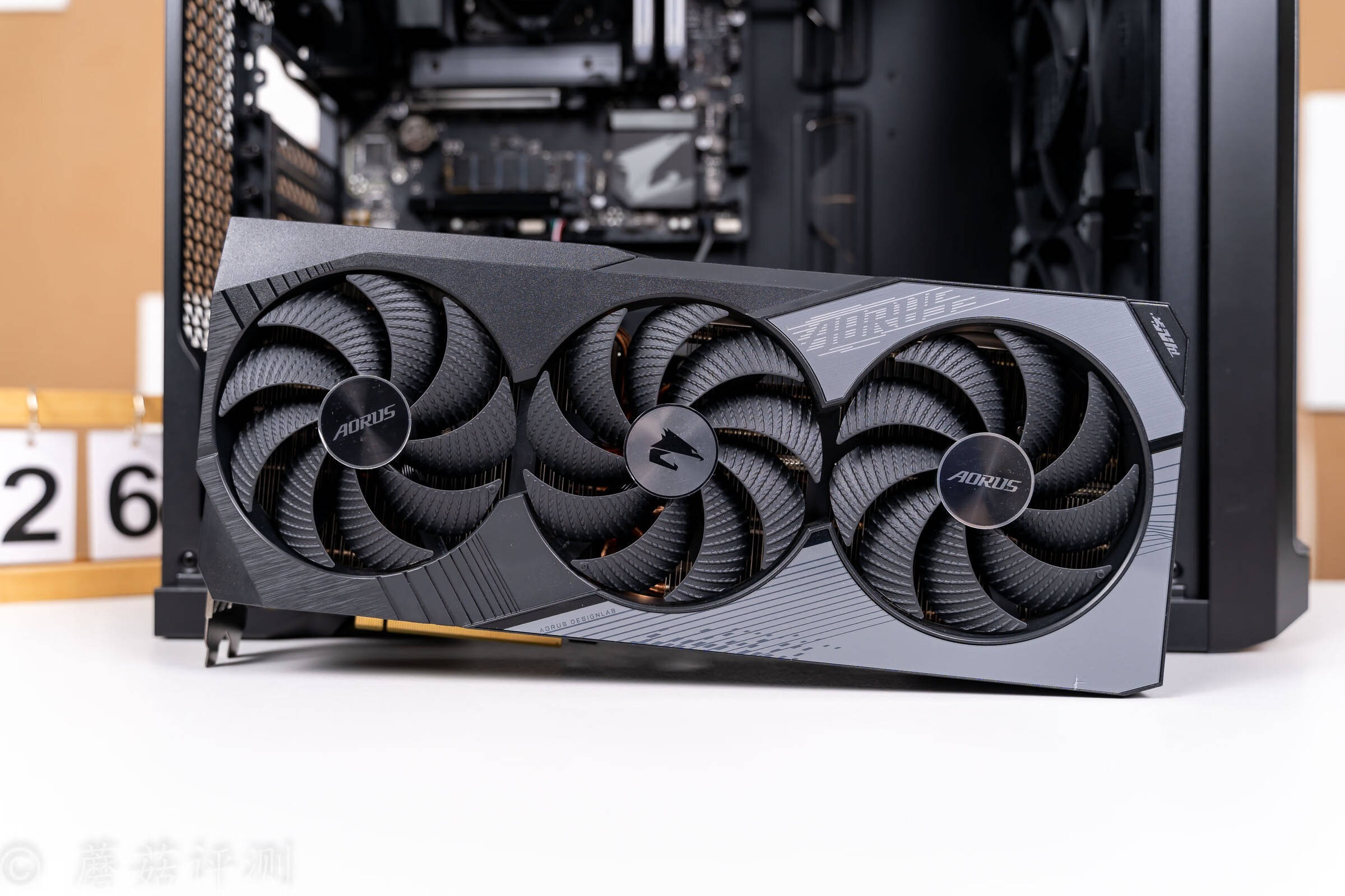 技嘉超级雕rtx4070ti master显卡 评测_金属标_风扇_设计