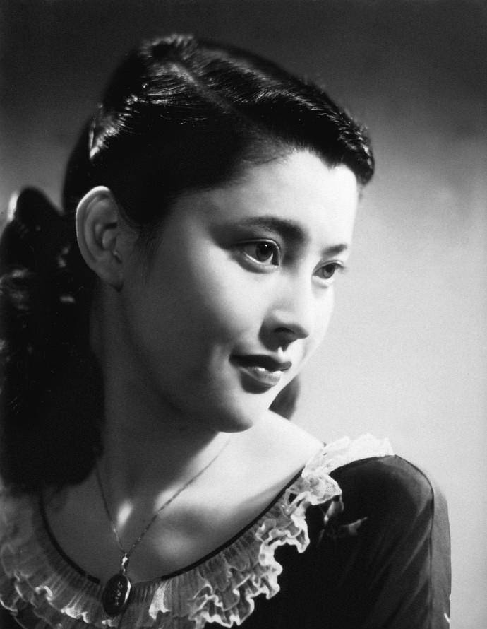 1951年高中毕业后,冈田茉莉子放弃了继续深造的机会,转行开始做演员.