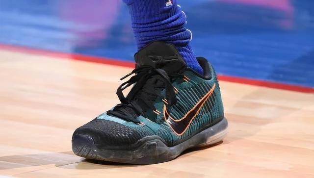 很多内线球员喜欢这款球鞋nikezoomrizepe他的队友戈贝尔上脚:和爵士