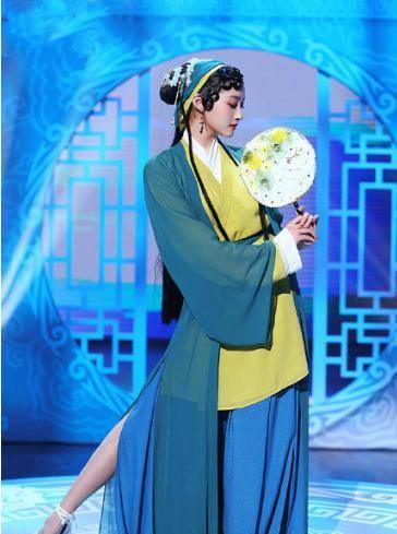 众人想超越张曼玉的青蛇,孙坚反串好厉害,baby演技不行造型ok_角色