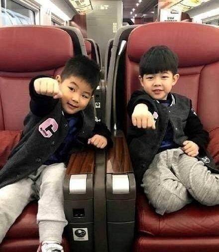 安吉小鱼儿阿拉蕾再聚,沙家三姐妹长大啦,重逢开心一起玩耍_jasper