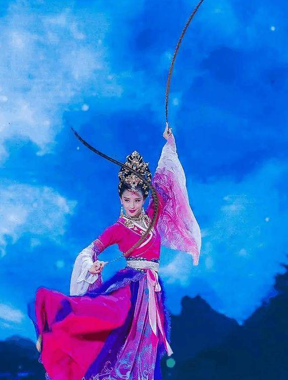 《母仪天下》中佟丽娅饰演赵飞燕,谁敢说没有被佟丽娅在剧中的跳舞