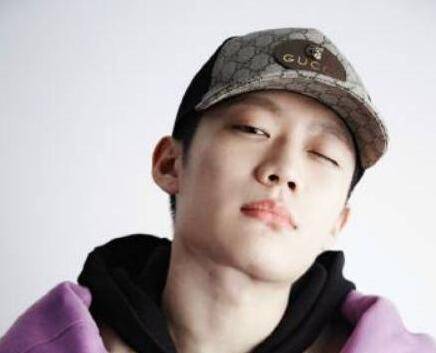 而离婚的导火索就是pgone,这个曾经亲切地管贾乃亮叫"大哥"的人.