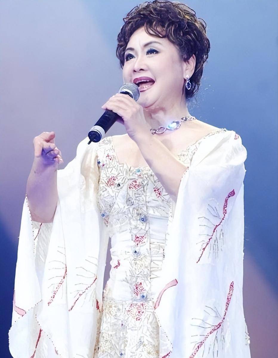 如今已经78岁的女歌手也依旧是演唱艺术家之中的"常青树"