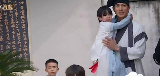 max离开吴尊,单独去完成任务,其中还有阿拉蕾的功劳_儿子_网友_因为